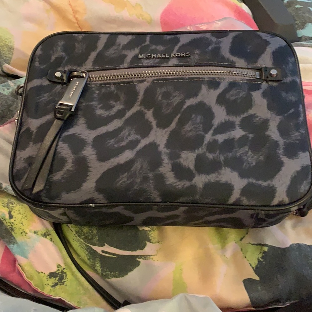NWOT Michael Kors Beautiful Camera Bag Leopard New fun bag with chain strap. - Picture 4 of 11